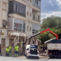 Un accidente deja un turismo empotrado contra una farola y un banco en Badajoz