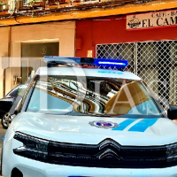 Un amplio dispositivo de emergencias trabaja en un incendio de vivienda en Pardaleras