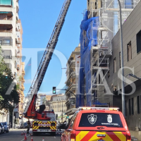 El viento obliga a actuar a los bomberos por un desprendimiento en Badajoz