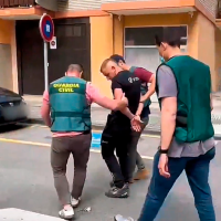 Vídeo de la detención de un aficionado de la Real Sociedad que intentó sacar de la vía a los del Atleti en Mérida