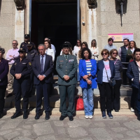 Emotivo minuto de silencio en Badajoz en homenaje a las víctimas de violencia de género