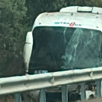 Grave accidente entre un autobús y un turismo cerca de Barcarrota: varias personas heridas