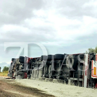 Vuelca un tráiler tras accidentarse en la EX-300