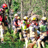 Los bomberos del SEPEI auxilian a un senderista herido en Losar de la Vera