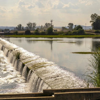 Varios ciudadanos rescatan a un pescador en el río Guadiana a su paso por Badajoz