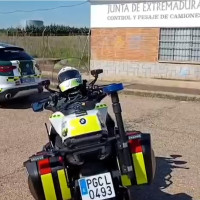 La Guardia Civil recibe seis básculas móviles para los controles en carreteras de Extremadura