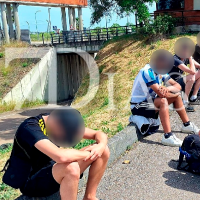 Detienen a los aficionados de la Real Sociedad que intentaron sacar de la vía a los del Atleti