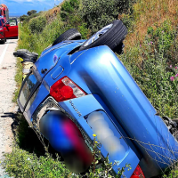 Una joven atrapada tras accidentarse y volcar con su coche en la CC-405