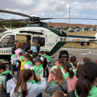 Helicóptero, drones y perros: la Guardia Civil acerca su labor a 700 alumnos en Cáceres