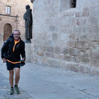 Manuel Calderón avanza en su reto de recorrer la región a pie