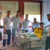 La AD Mérida vuelve a llevar ilusión a los más pequeños al Hospital