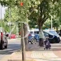 Un accidente deja un turismo empotrado contra una farola y un banco en Badajoz