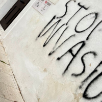 AMOEX denuncia una pintada racista en Almendralejo: "Es culpa de quienes alimentan el odio"