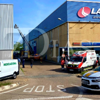 Un incendio en una nave industrial moviliza un amplio dispositivo en Badajoz