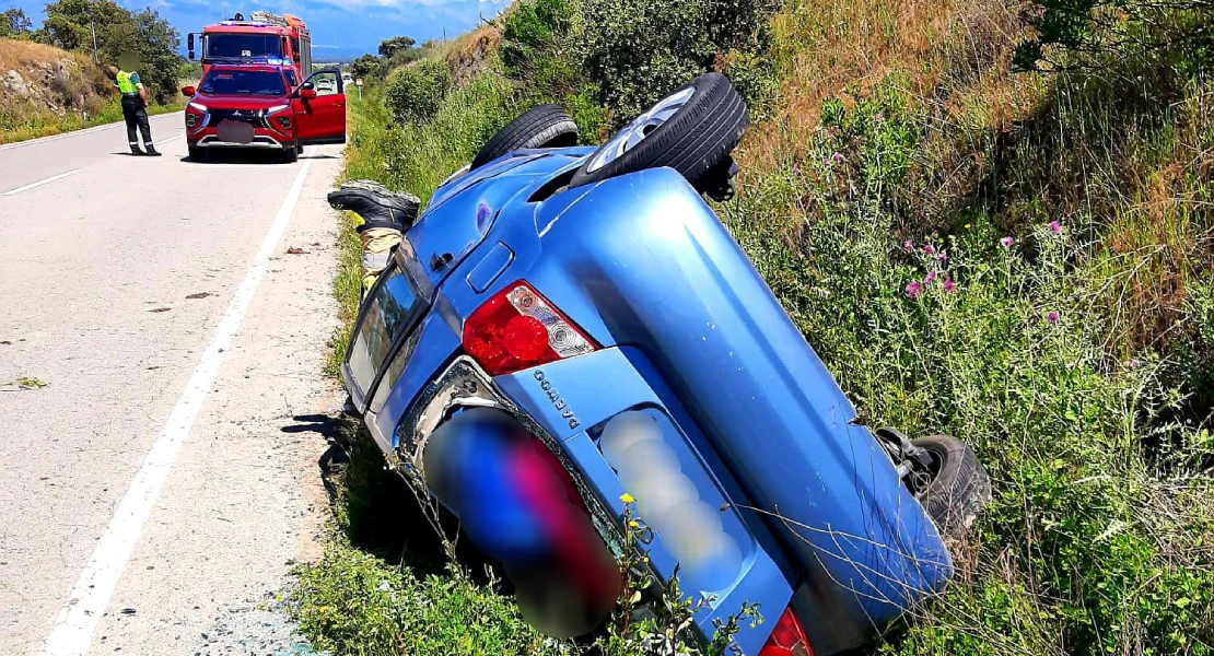 Una joven atrapada tras accidentarse y volcar con su coche en la CC-405