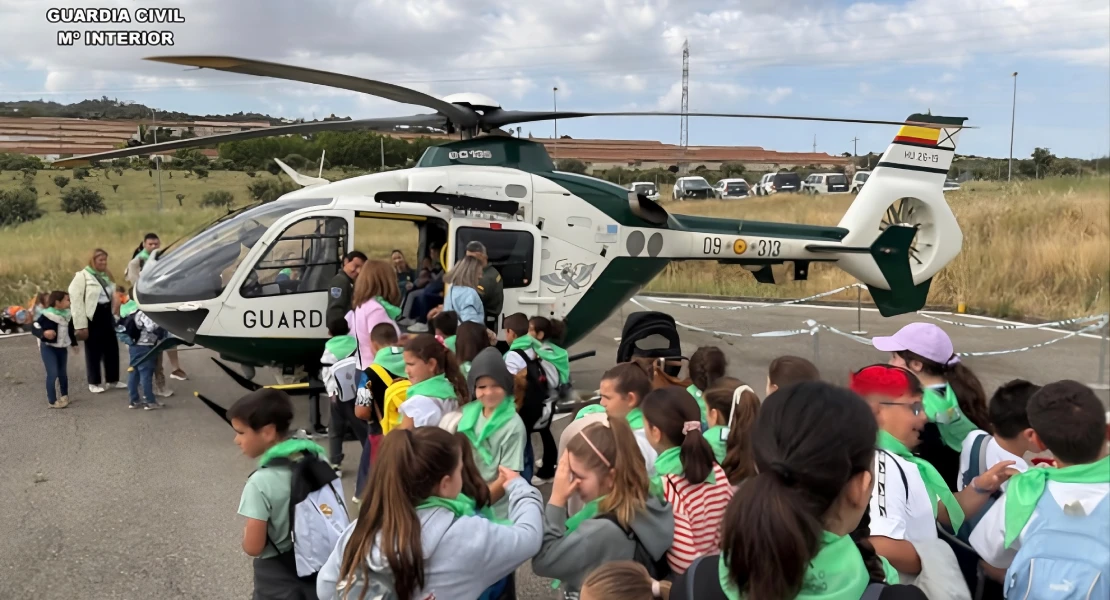 Helicóptero, drones y perros: la Guardia Civil acerca su labor a 700 alumnos en Cáceres