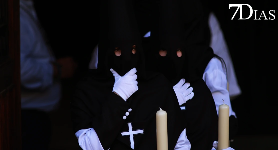 Las mejores imágenes de la salida de la Virgen de la Soledad de Badajoz