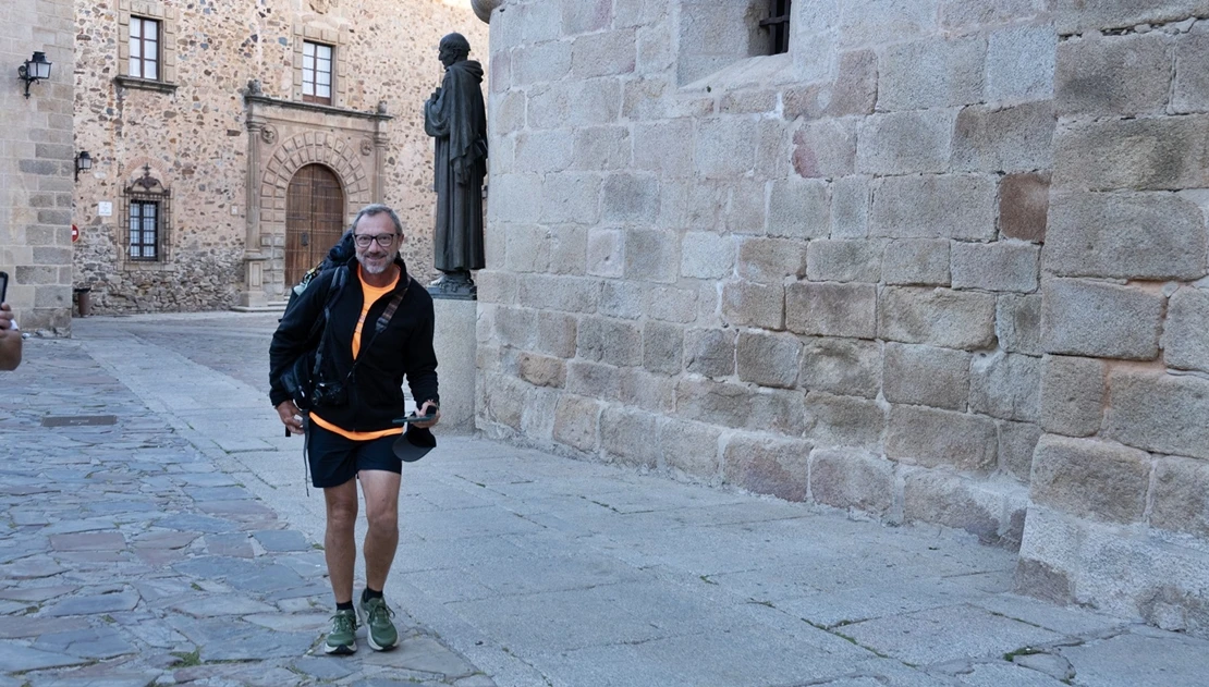 Manuel Calderón avanza en su reto de recorrer la región a pie