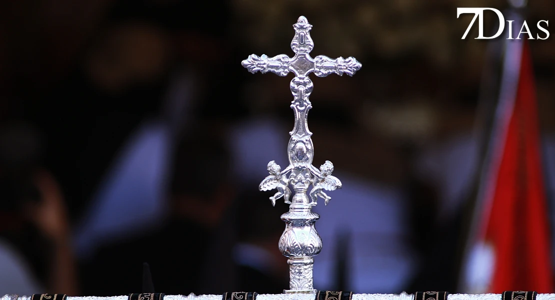 Las mejores imágenes de la salida de la Virgen de la Soledad de Badajoz