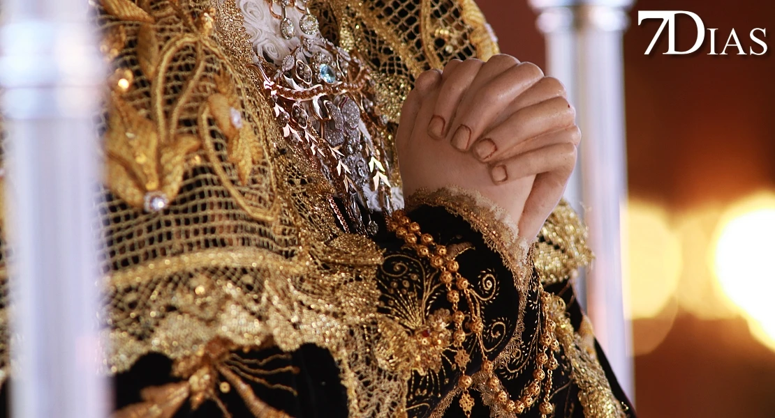 Las mejores imágenes de la salida de la Virgen de la Soledad de Badajoz