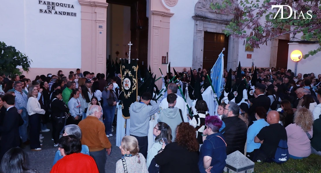 Los mejores planos de la procesión del miércoles en Badajoz: el Descendimiento y la Esperanza