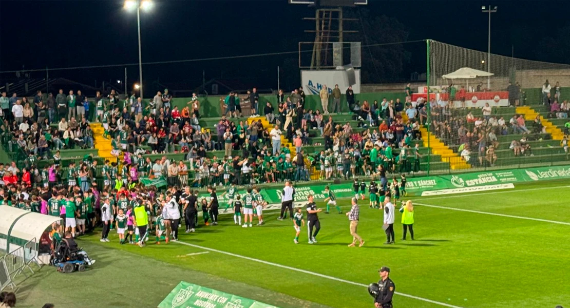 Se estrenan las gradas del estadio Príncipe Felipe