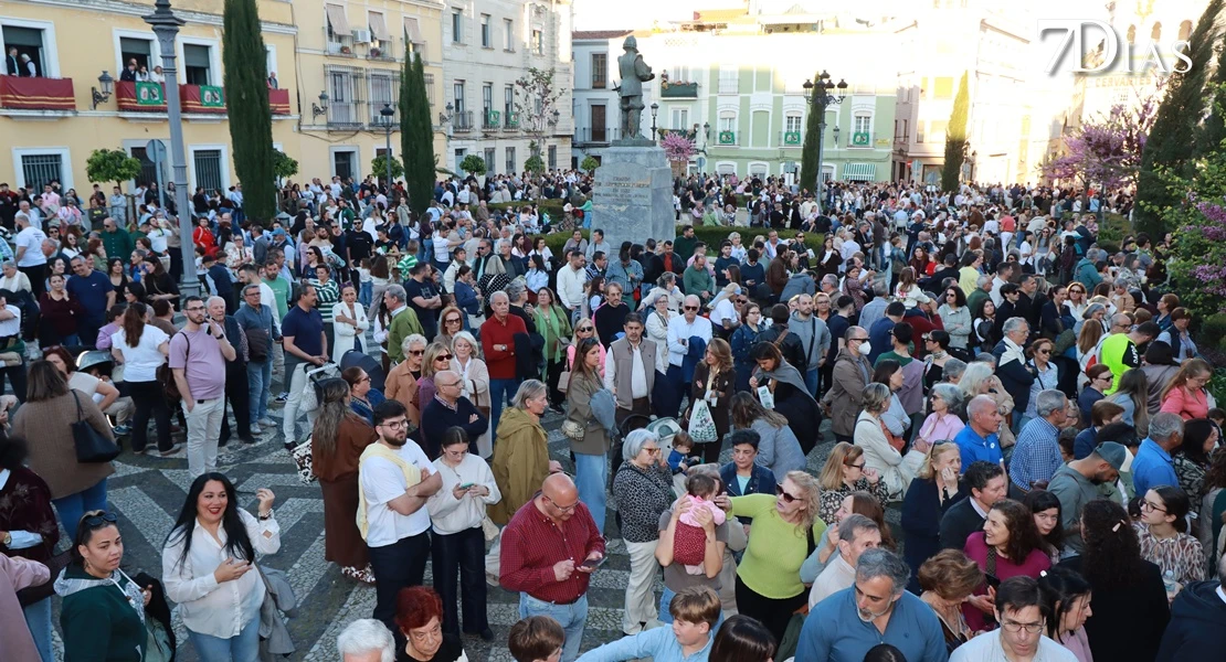 Los mejores planos de la procesión del miércoles en Badajoz: el Descendimiento y la Esperanza