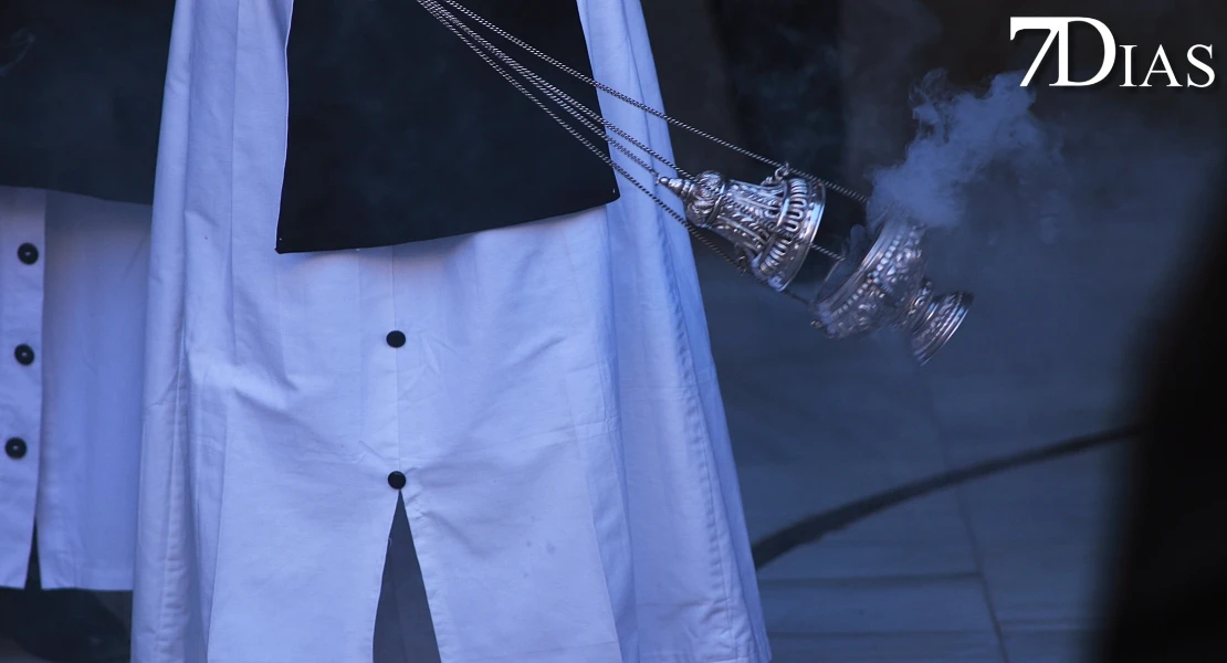 Las mejores imágenes de la salida de la Virgen de la Soledad de Badajoz