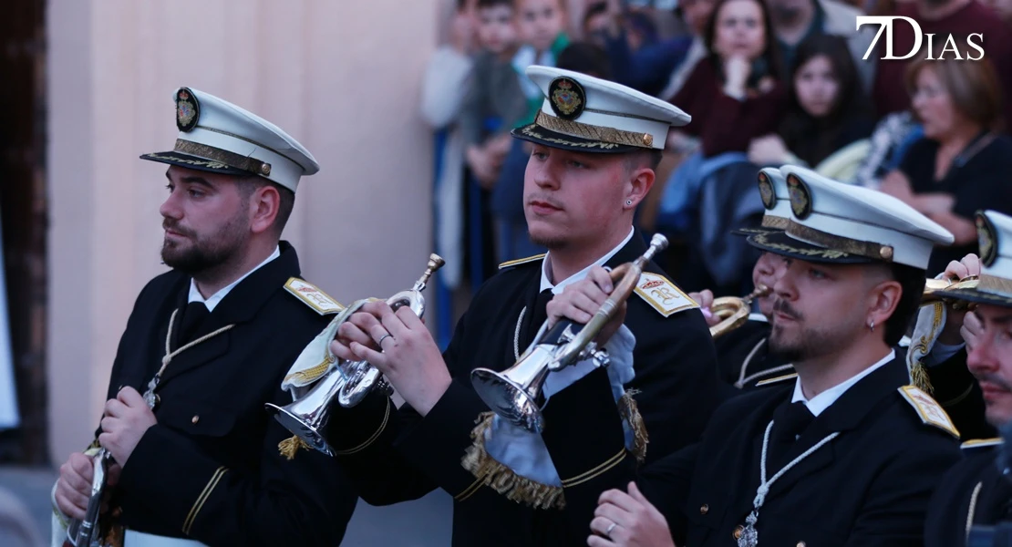 Los mejores planos de la procesión del miércoles en Badajoz: el Descendimiento y la Esperanza