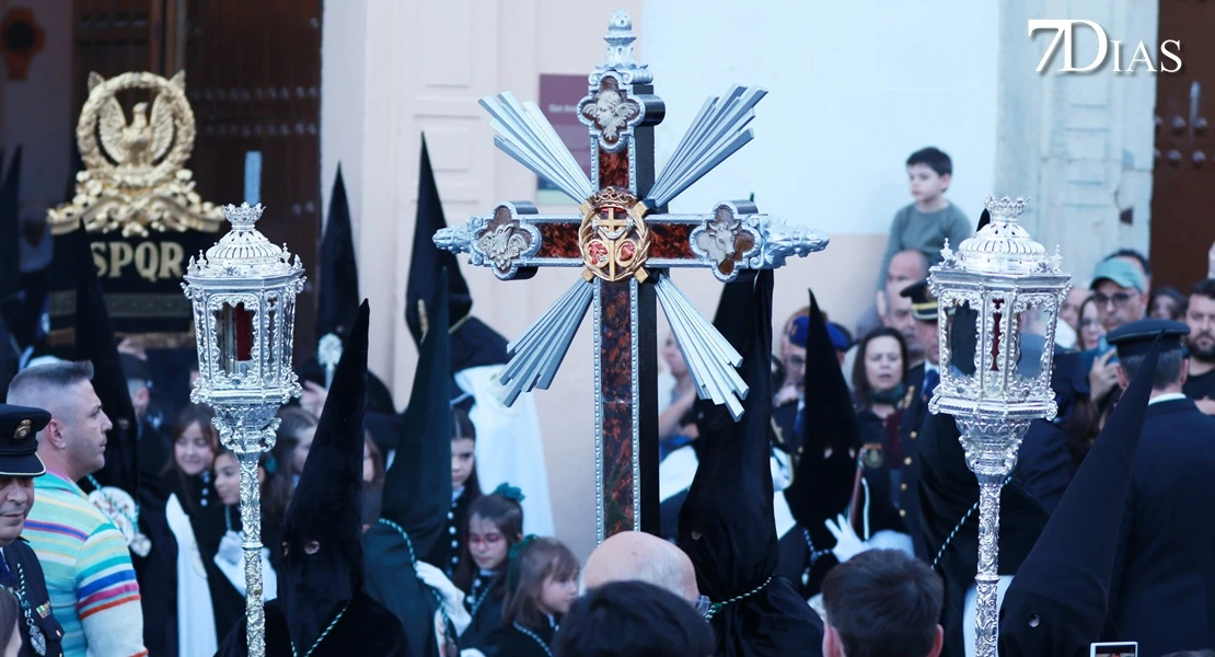 Los mejores planos de la procesión del miércoles en Badajoz: el Descendimiento y la Esperanza