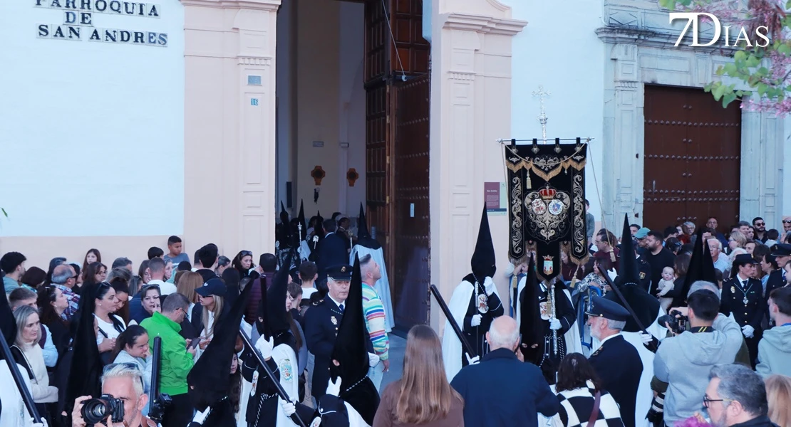 Los mejores planos de la procesión del miércoles en Badajoz: el Descendimiento y la Esperanza