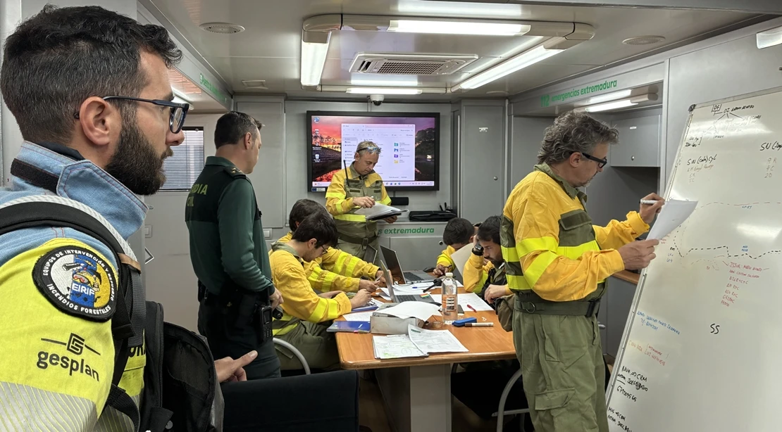 Bomberos del Infoex participan en un simulacro de incendio forestal