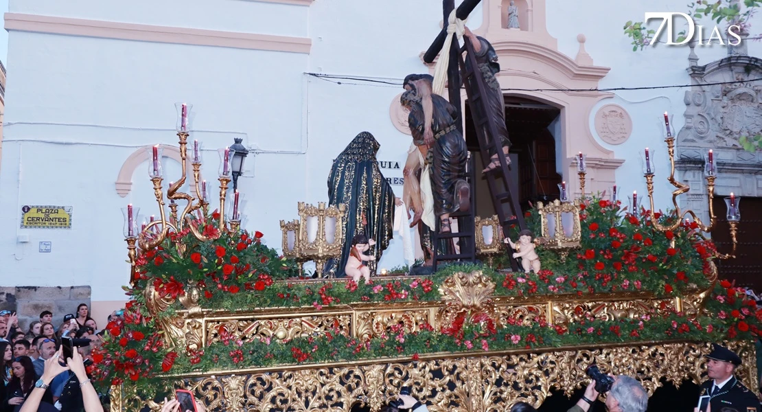 Los mejores planos de la procesión del miércoles en Badajoz: el Descendimiento y la Esperanza
