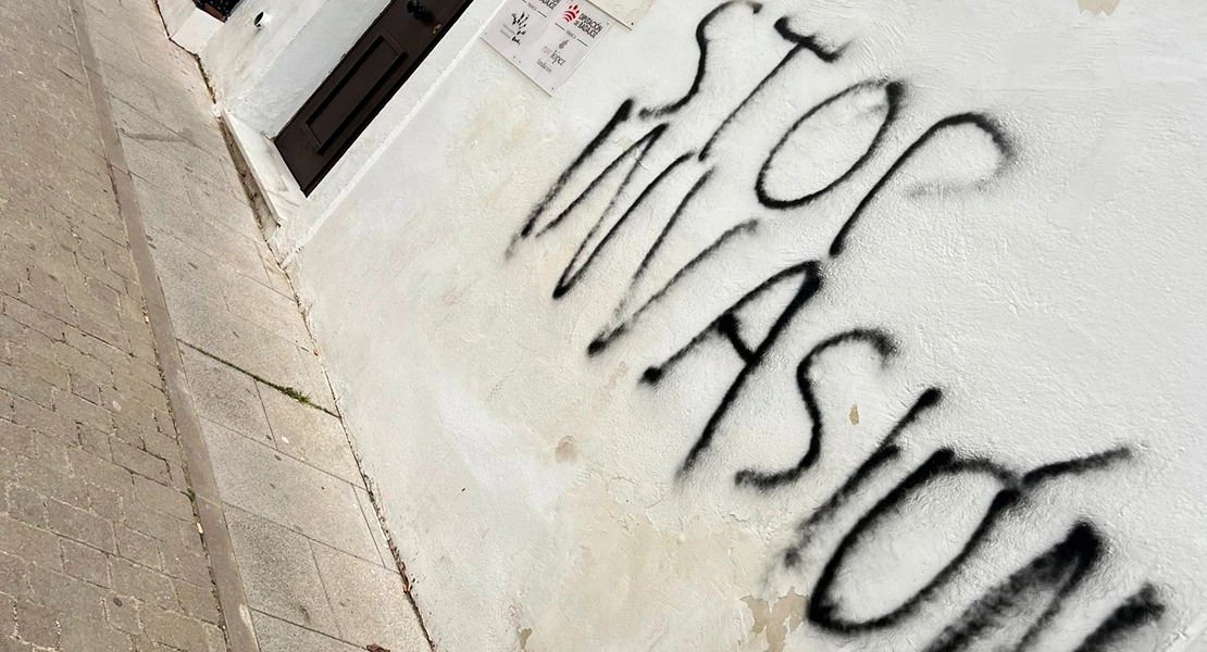 AMOEX denuncia una pintada racista en Almendralejo: "Es culpa de quienes alimentan el odio"
