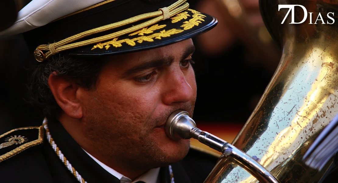 Las mejores imágenes de la salida de la Virgen de la Soledad de Badajoz
