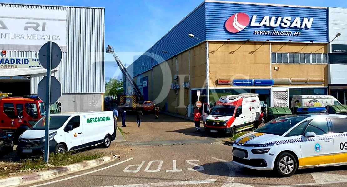 Un incendio en una nave industrial moviliza un amplio dispositivo en Badajoz