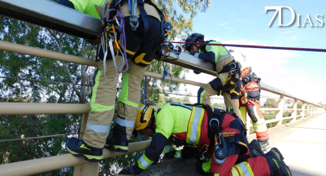 Los bomberos se forman para rescatar a personas en el Puente Real