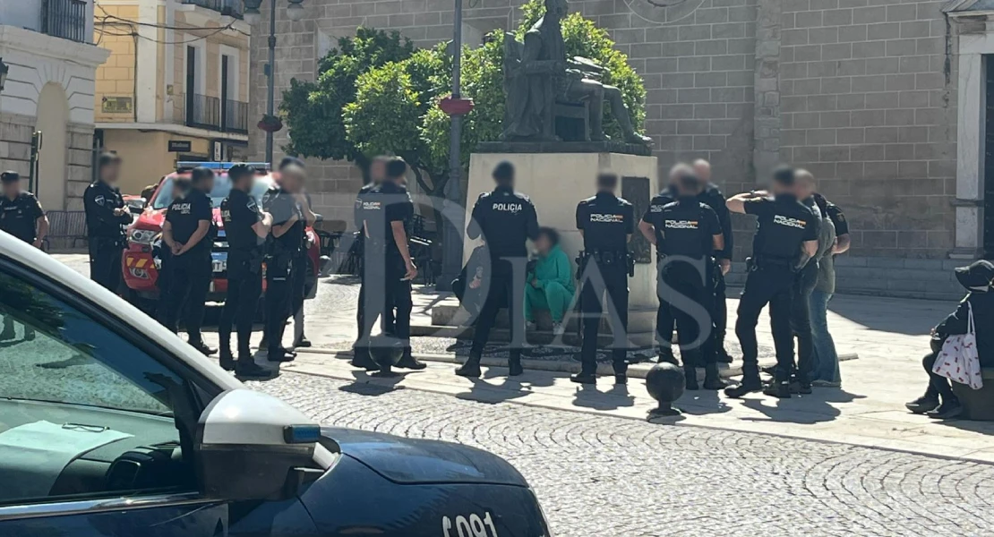 Una veintena de policías rodean a dos personas en la Plaza de España de Badajoz