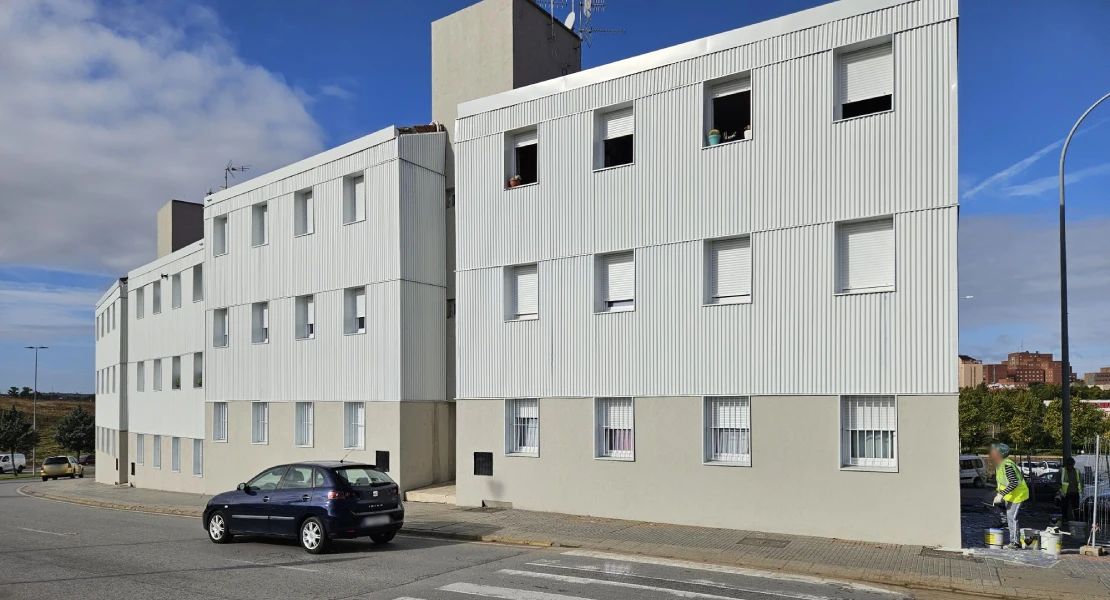 Una obra de la Junta de 2M€ deja ventanas rayadas, grietas y humedades en viviendas sociales de Badajoz