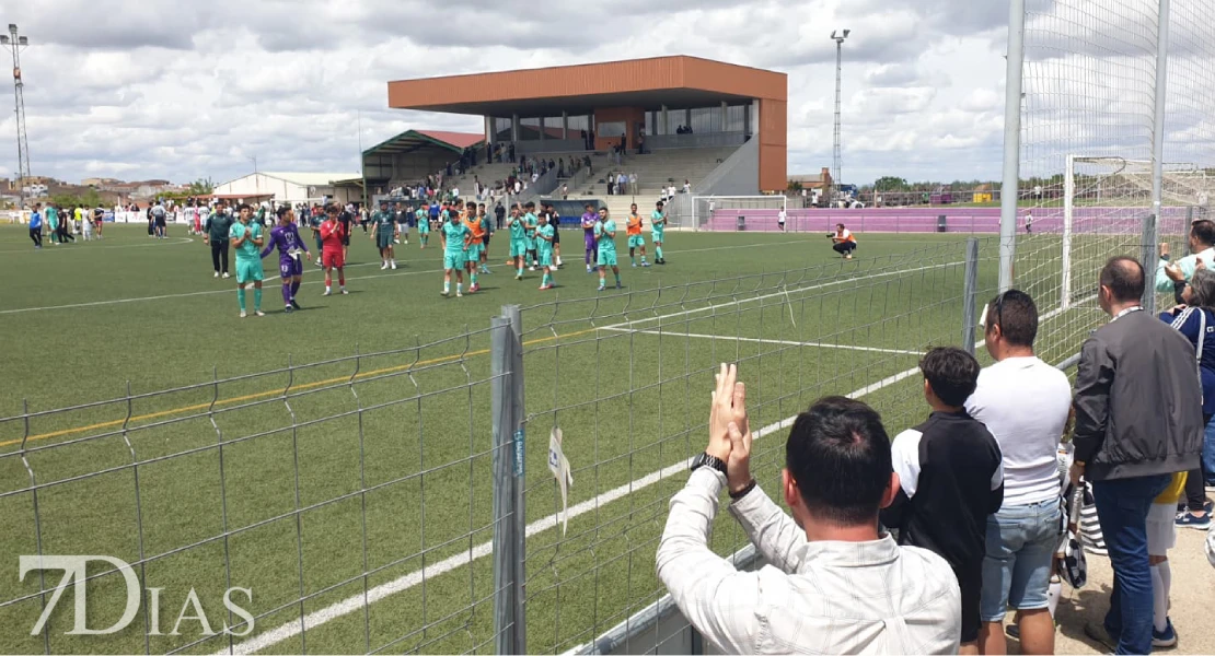 El CD Badajoz vuelve a ganar y mira hacia los playoff con la flecha hacia arriba