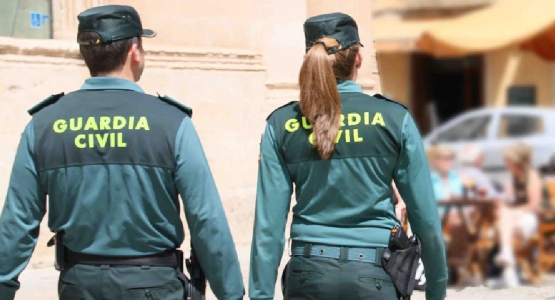 Muere una niña de dos años tras quedar olvidada en el coche por su padre