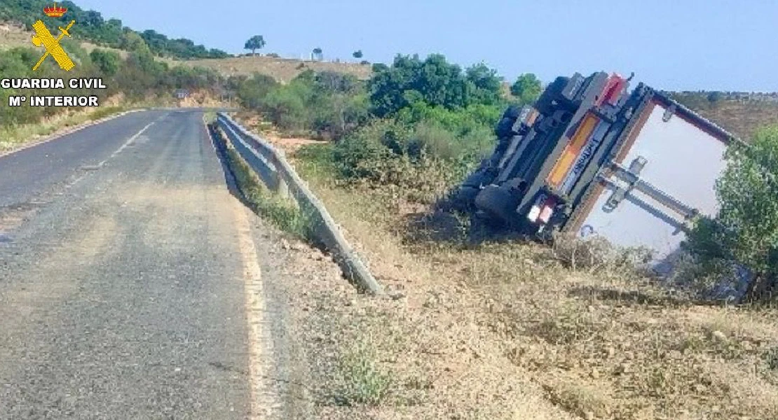 Cortan la EX-108 para rescatar de un camión accidentado