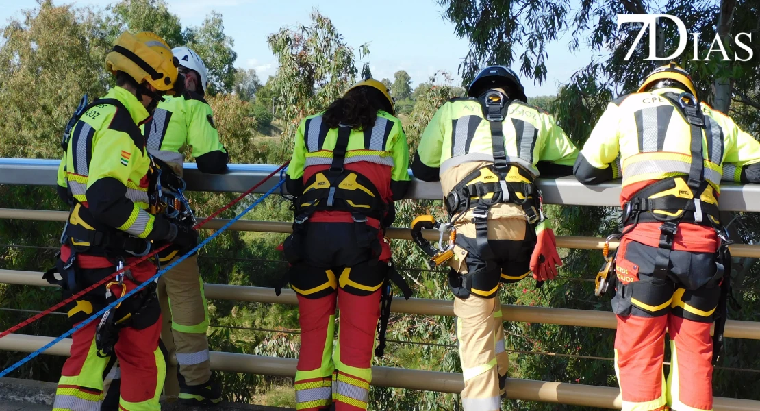 Los bomberos se forman para rescatar a personas en el Puente Real