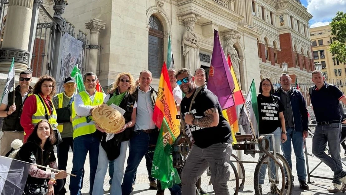 Continúa la protesta histórica del campo extremeño en Madrid