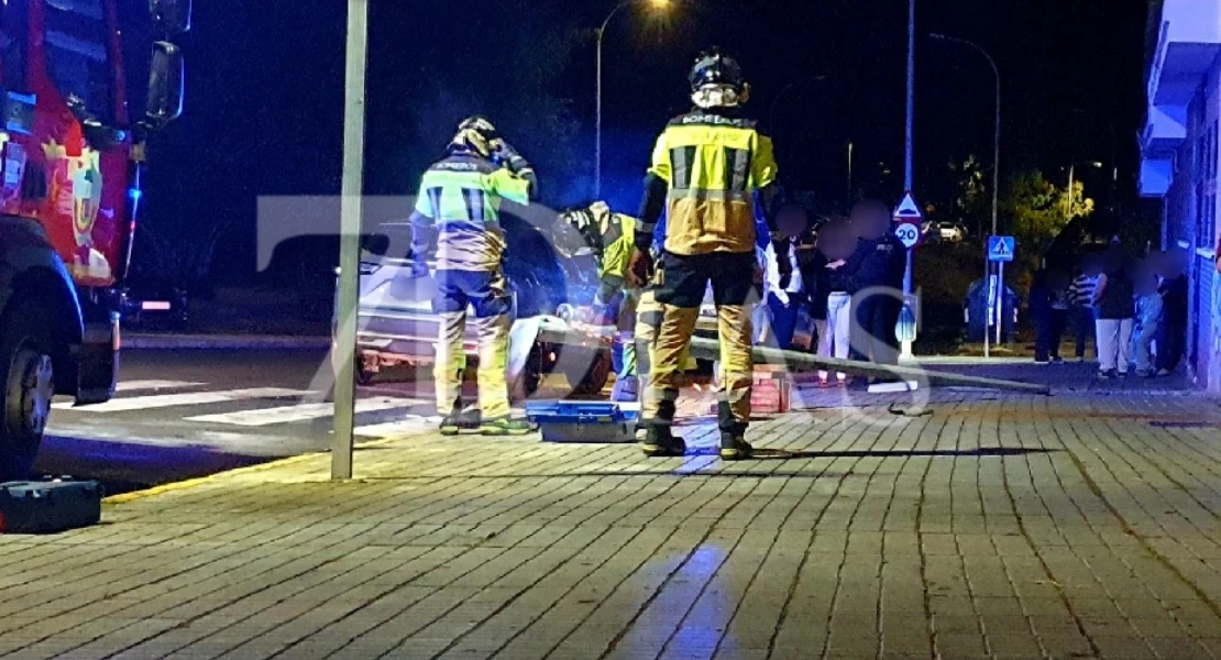 Empotra su coche contra una farola en la barriada pacense de San Fernando (BA)