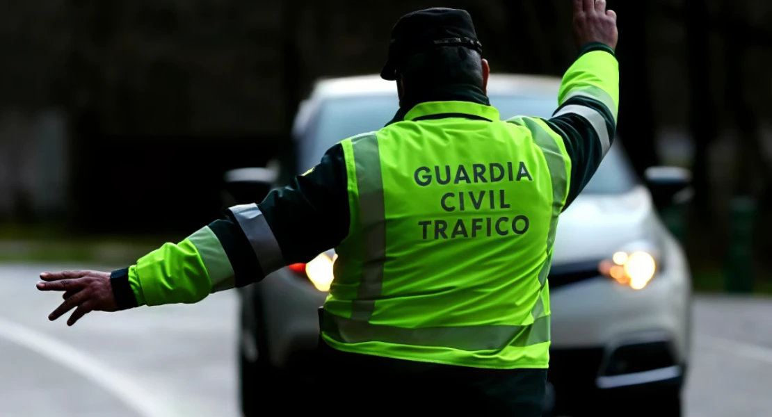 Se incendia un camión cargado de paja y obliga a cortar la A-66