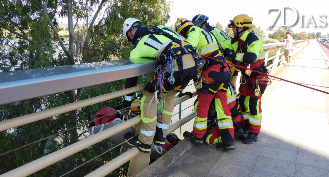 Los bomberos se forman para rescatar a personas en el Puente Real