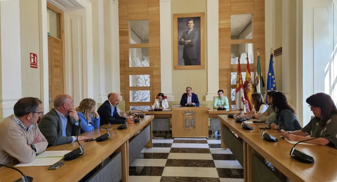 El Ayto. de Cáceres aprueba 1,3 M€ en ayudas sociales para 2026