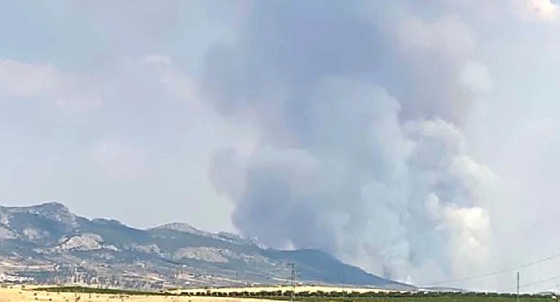 Grave incendio forestal en Hornachos con varios frentes activos