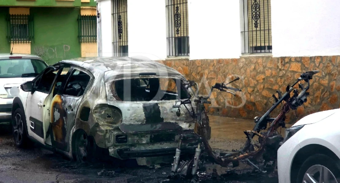 Un incendio afecta a dos vehículos, una moto y una casa durante la madrugada en Badajoz